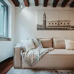 2 Min Da Piazza San Marco L-home Lägenhet